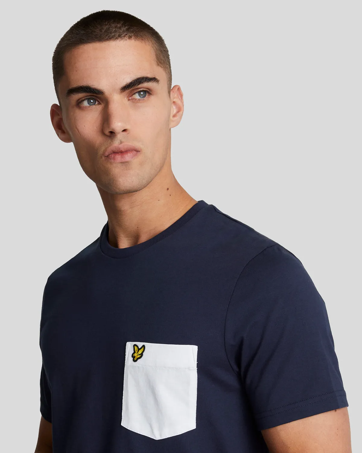 tshirt_mit_kontrasttaschen_3.webp Lyle & Scott Vermächtnis | T-shirts<T-Shirt mit Kontrasttaschen Marine/Weiß