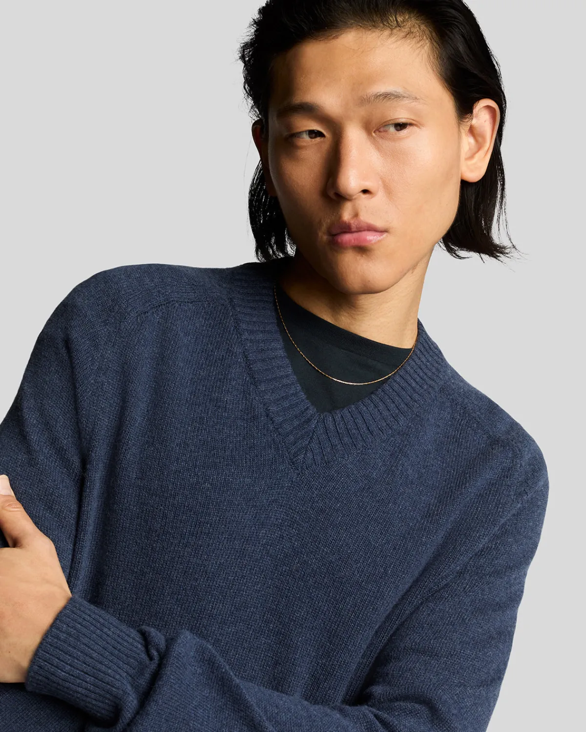 year_knitwear__pullover_mit_vausschnitt_3-4.webp Lyle & Scott 150 Jahre Strickwaren | Pullover & Strickwaren<150 Year Knitwear - Pullover mit V-Ausschnitt NavyHeather