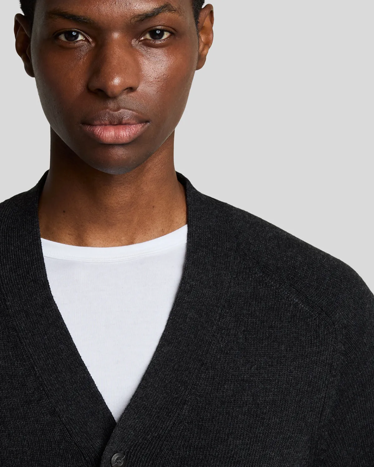year_knitwear__strickjacke_mit_vausschnitt_3-1.webp Lyle & Scott 150 Jahre Strickwaren | Pullover & Strickwaren<150 Year Knitwear - Strickjacke mit V-Ausschnitt BlackHeather
