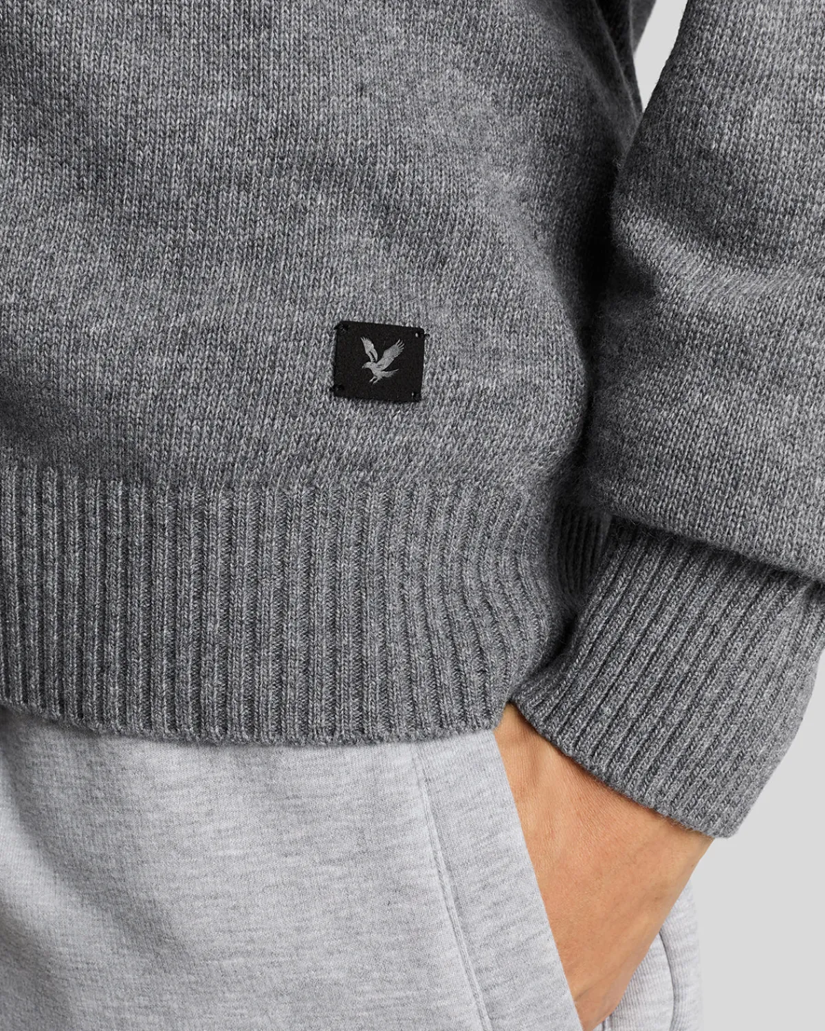 year_knitwear__strickjacke_mit_vausschnitt_4.webp Lyle & Scott 150 Jahre Strickwaren | Pullover & Strickwaren<150 Year Knitwear - Strickjacke mit V-Ausschnitt GreyHeather